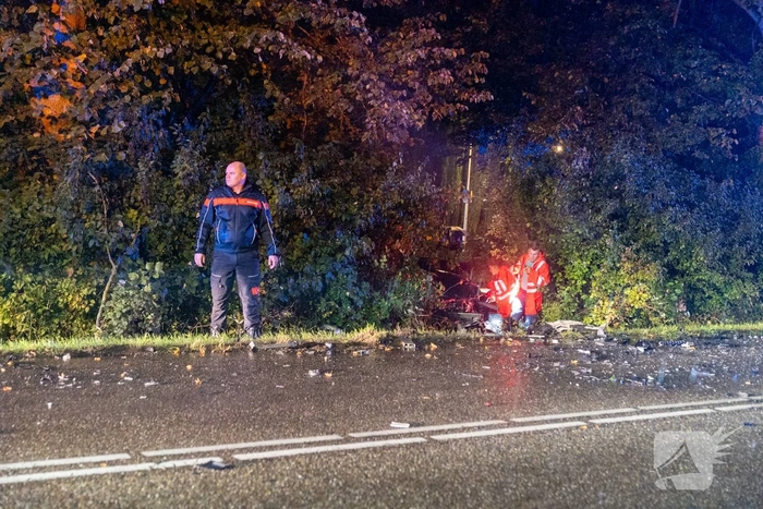 Vrouw uit auto geknipt na frontale aanrijding