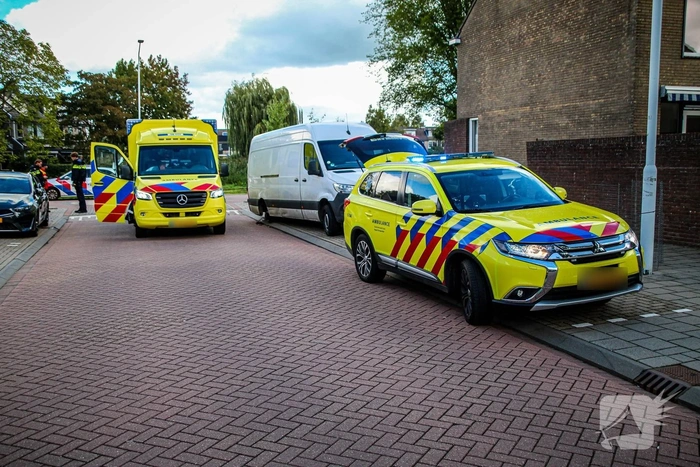 Man raakt bekneld onder bus tijdens bandenwissel nadat deze waren lek geprikt