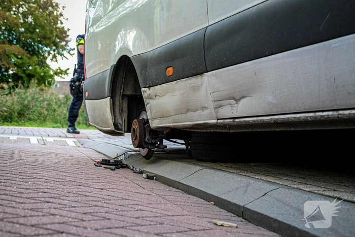 Man raakt bekneld onder bus tijdens bandenwissel nadat deze waren lek geprikt