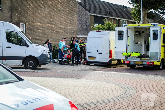 Man raakt bekneld onder bus tijdens bandenwissel nadat deze waren lek geprikt