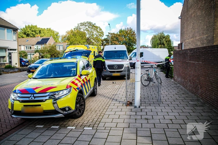 Man raakt bekneld onder bus tijdens bandenwissel nadat deze waren lek geprikt