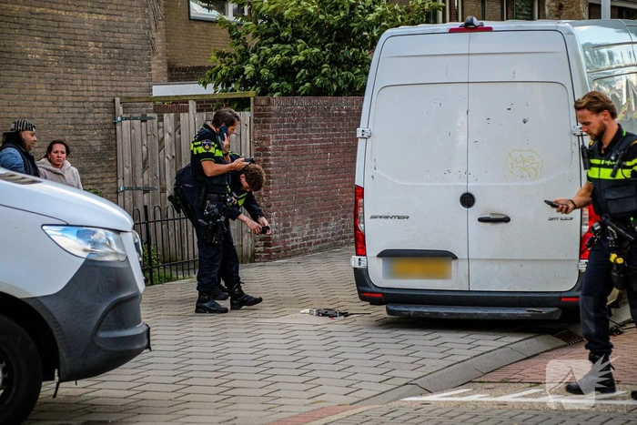 Man raakt bekneld onder bus tijdens bandenwissel nadat deze waren lek geprikt