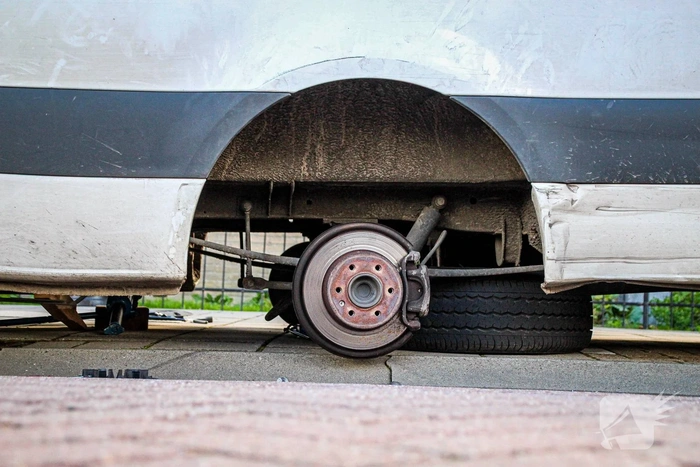 Man raakt bekneld onder bus tijdens bandenwissel nadat deze waren lek geprikt