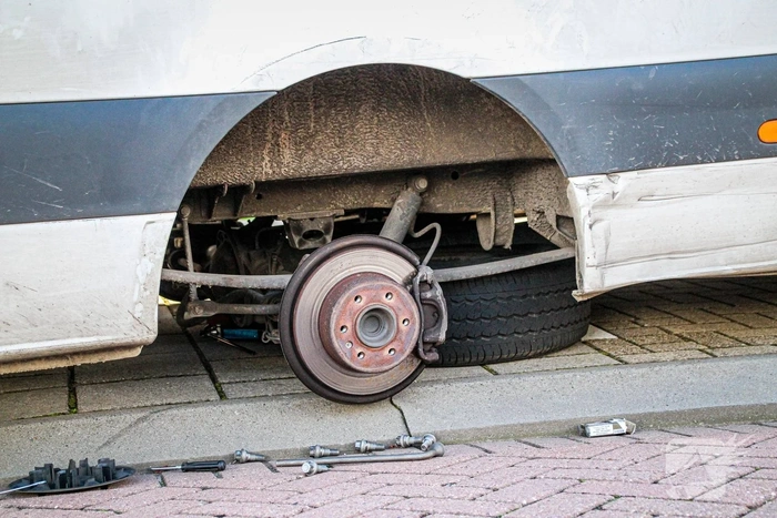 Man raakt bekneld onder bus tijdens bandenwissel nadat deze waren lek geprikt