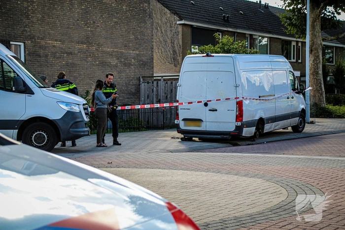 Man raakt bekneld onder bus tijdens bandenwissel nadat deze waren lek geprikt