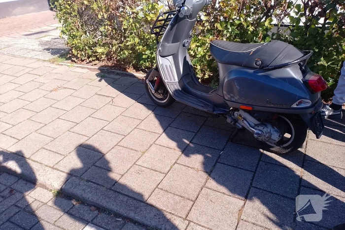 Scooterrijders komen met elkaar in botsing