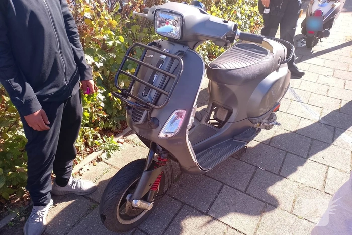 Scooterrijders komen met elkaar in botsing