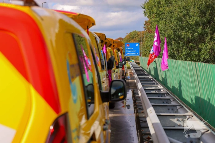 ANWB-medewerkers voeren actie op viaduct boven A1