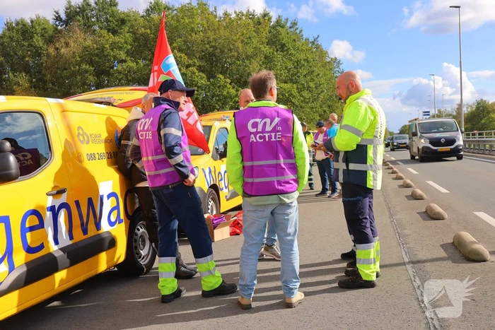 ANWB-medewerkers voeren actie op viaduct boven A1
