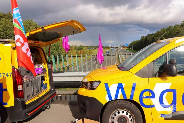 ANWB-medewerkers voeren actie op viaduct boven A1