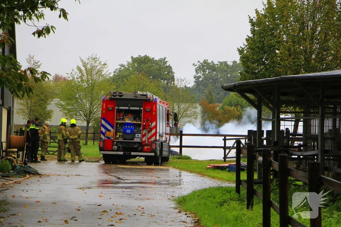 Buitenbrand dreigt te escaleren bij paardenmanege