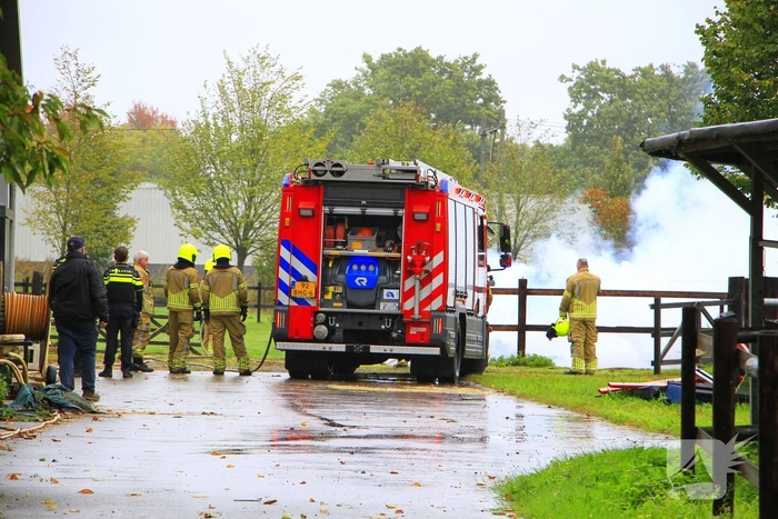 Buitenbrand dreigt te escaleren bij paardenmanege