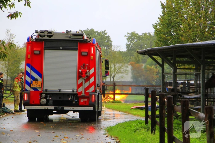 Buitenbrand dreigt te escaleren bij paardenmanege