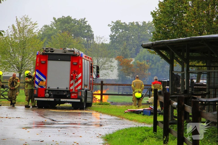 Buitenbrand dreigt te escaleren bij paardenmanege