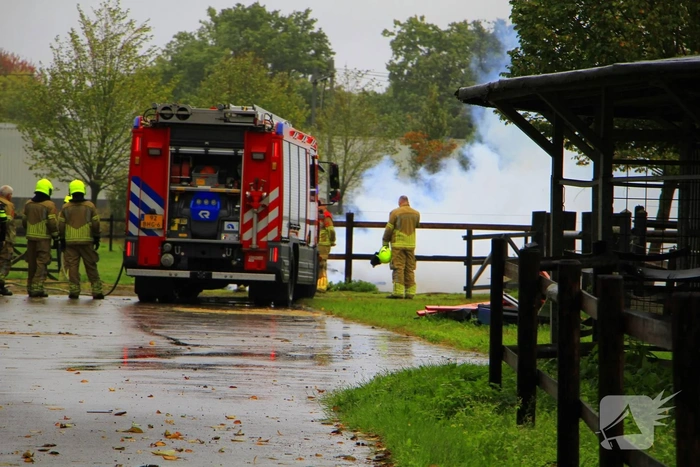 Buitenbrand dreigt te escaleren bij paardenmanege