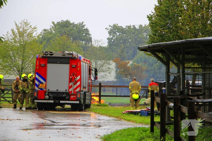 Buitenbrand dreigt te escaleren bij paardenmanege