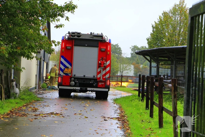 Buitenbrand dreigt te escaleren bij paardenmanege
