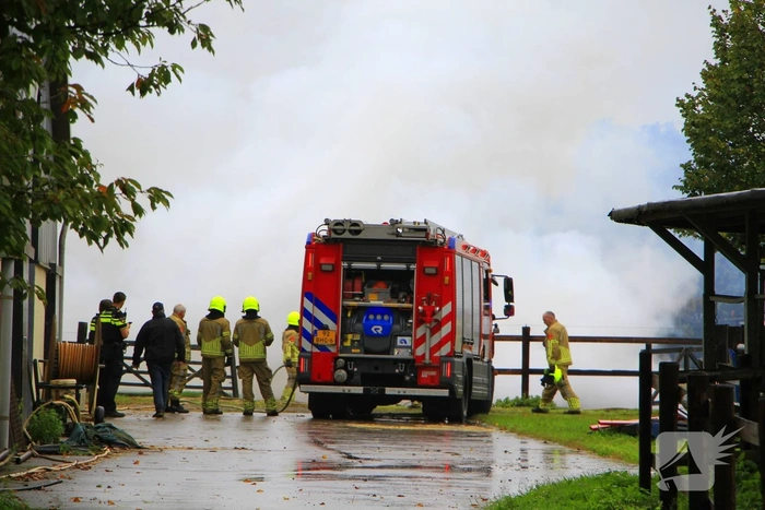 Buitenbrand dreigt te escaleren bij paardenmanege