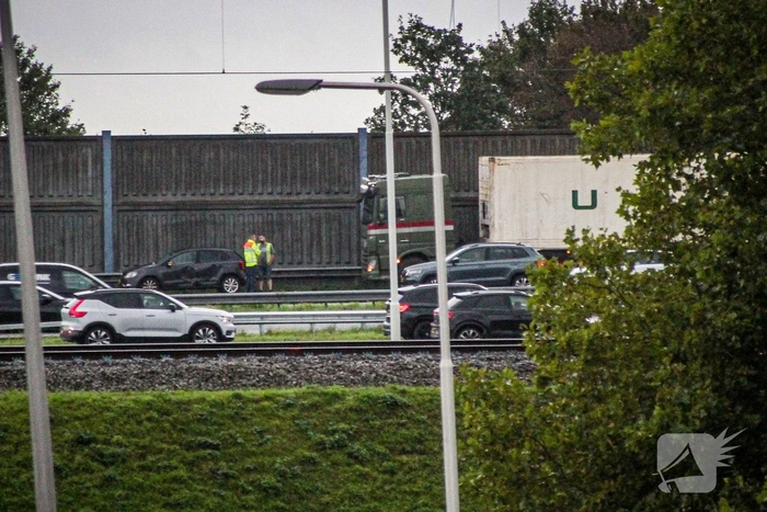 Ongeval tussen vrachtwagen en auto met schade