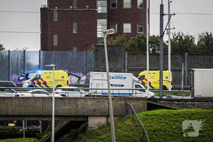 Ongeval tussen vrachtwagen en auto met schade