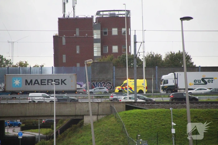 Ongeval tussen vrachtwagen en auto met schade