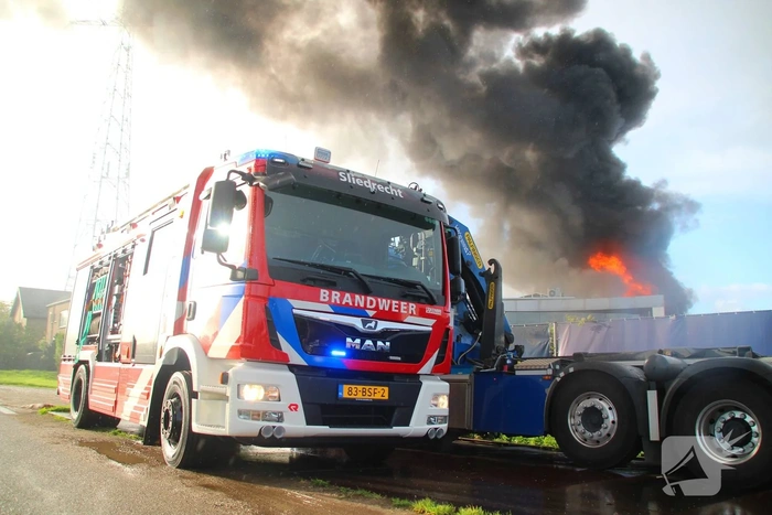 Grote zwarte rookwolken door uitslaande industriebrand