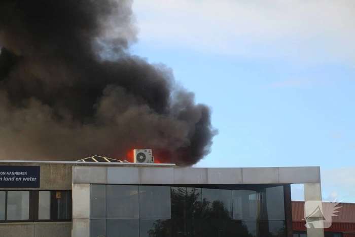 Grote zwarte rookwolken door uitslaande industriebrand