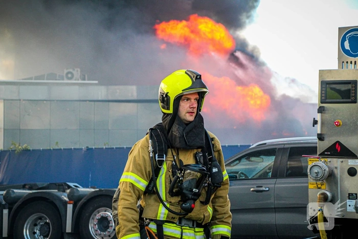 Grote zwarte rookwolken door uitslaande industriebrand