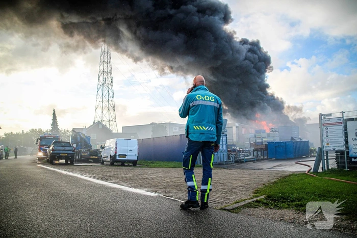 Grote zwarte rookwolken door uitslaande industriebrand