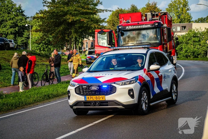Grote zwarte rookwolken door uitslaande industriebrand
