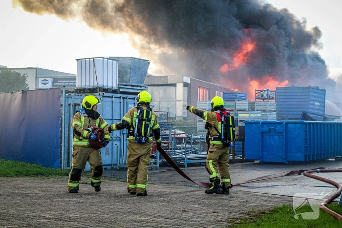 Grote zwarte rookwolken door uitslaande industriebrand