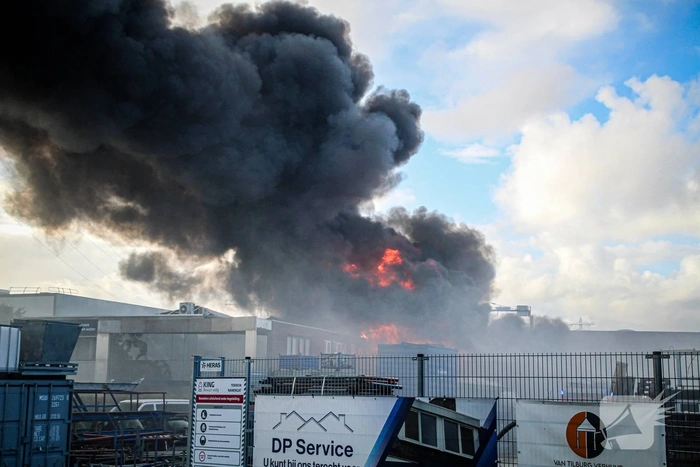 Grote zwarte rookwolken door uitslaande industriebrand