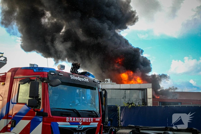 Grote zwarte rookwolken door uitslaande industriebrand