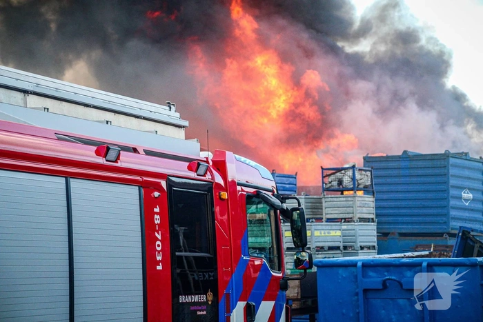 Grote zwarte rookwolken door uitslaande industriebrand