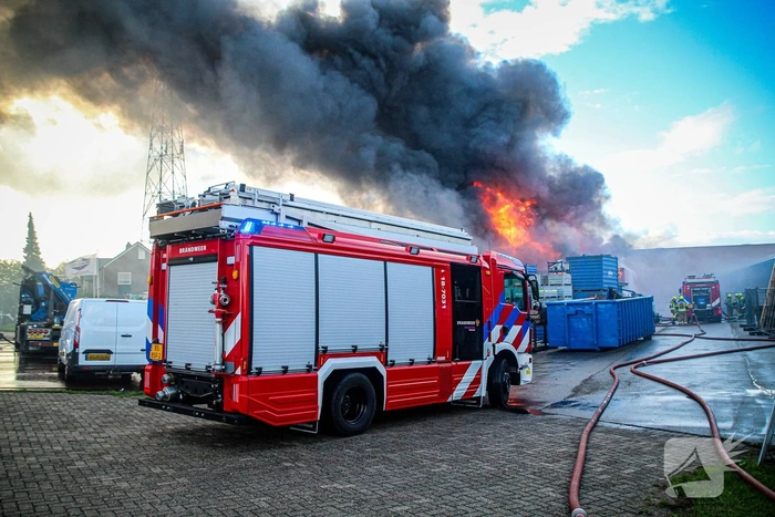 Grote zwarte rookwolken door uitslaande industriebrand