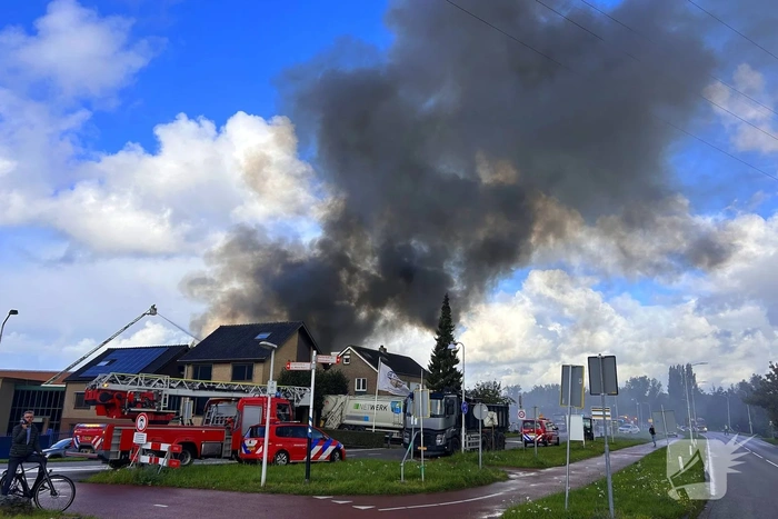Grote zwarte rookwolken door uitslaande industriebrand