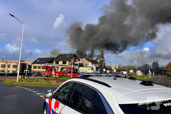 Grote zwarte rookwolken door uitslaande industriebrand