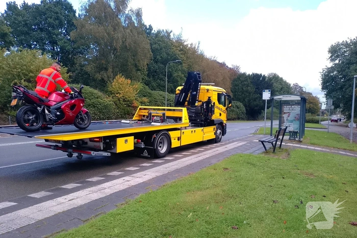 Motorrijder ten val door gladheid