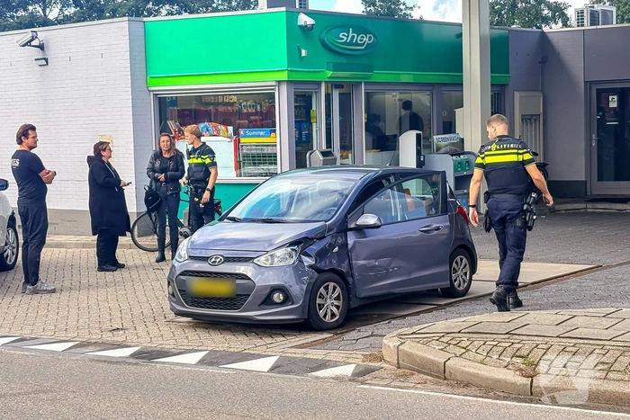 Bijrijder raakt gewond bij aanrijding