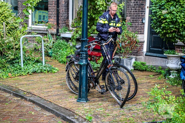 Auto botst tegen woning
