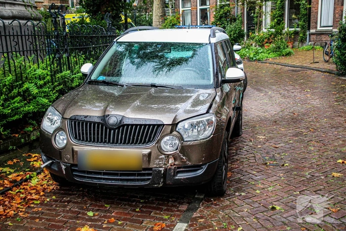 Auto botst tegen woning