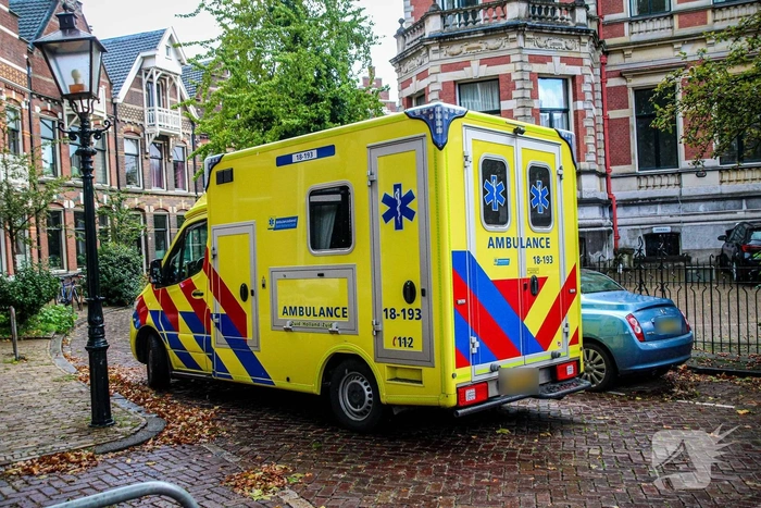 Auto botst tegen woning