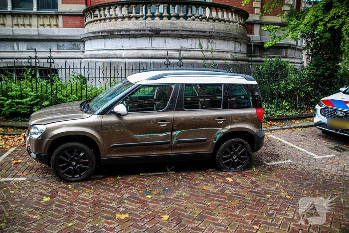 Auto botst tegen woning