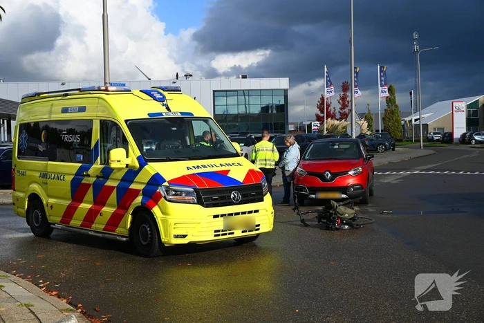 Fietsster gewond bij aanrijding met auto