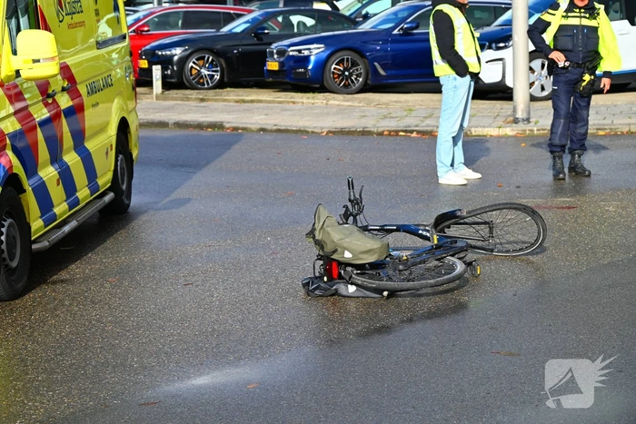 Fietsster gewond bij aanrijding met auto