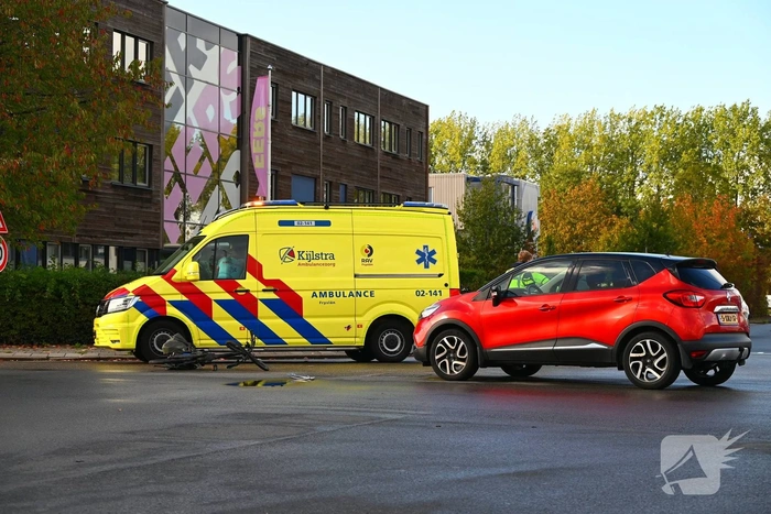 Fietsster gewond bij aanrijding met auto