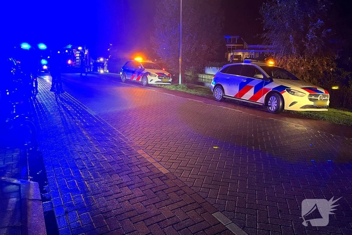 Voertuig te water in de nacht
