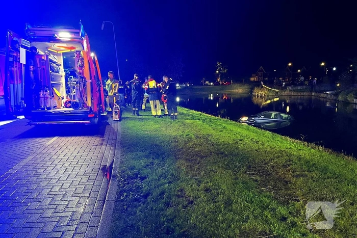Voertuig te water in de nacht