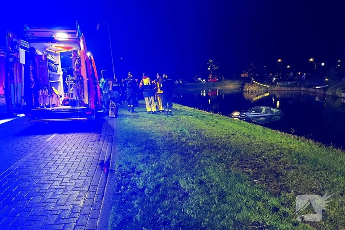 Voertuig te water in de nacht