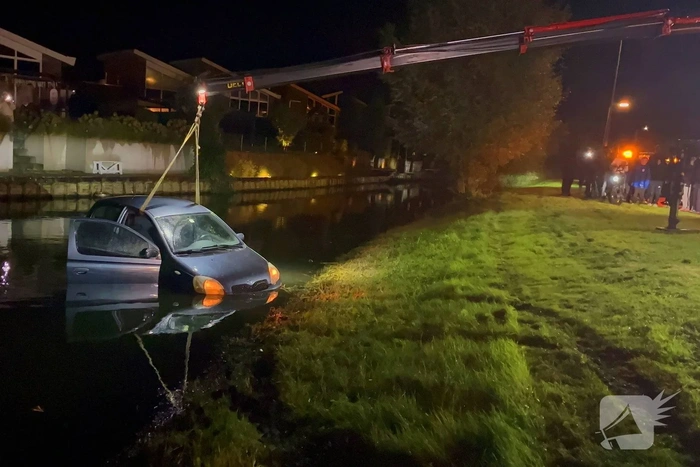 Voertuig te water in de nacht